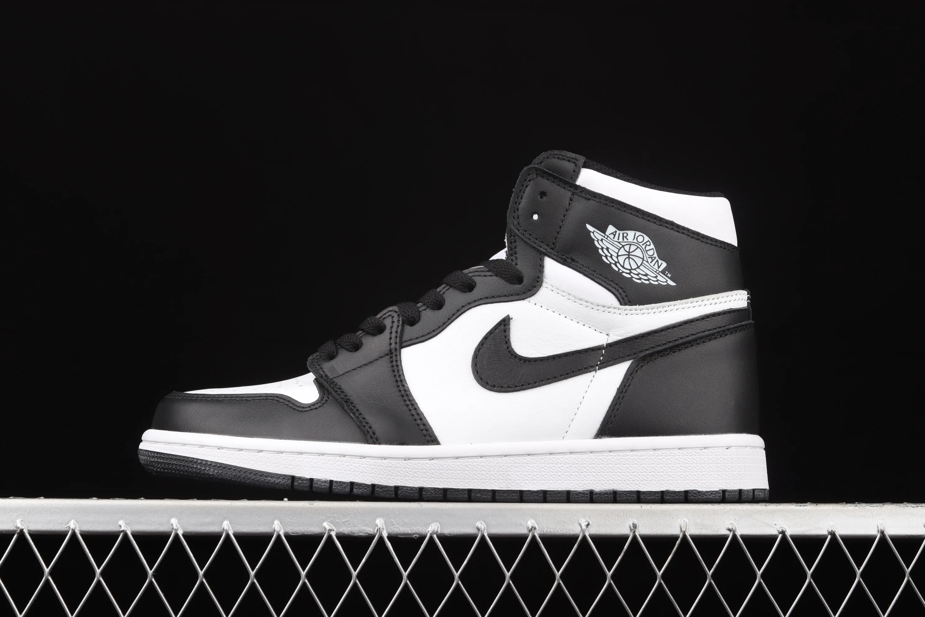 All categories Air Jordan Jordan series basketball shoes Air Jordan 1 High Air Jordan 1 High AJ1 Joe 1 high top white and black 555088-010